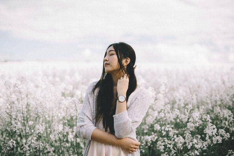 ilustrasi wanita memejamkan mata (unsplash.com/Henri Pham)