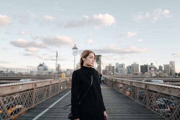 ilustrasi wanita serius (unsplash.com/KE ATLAS)