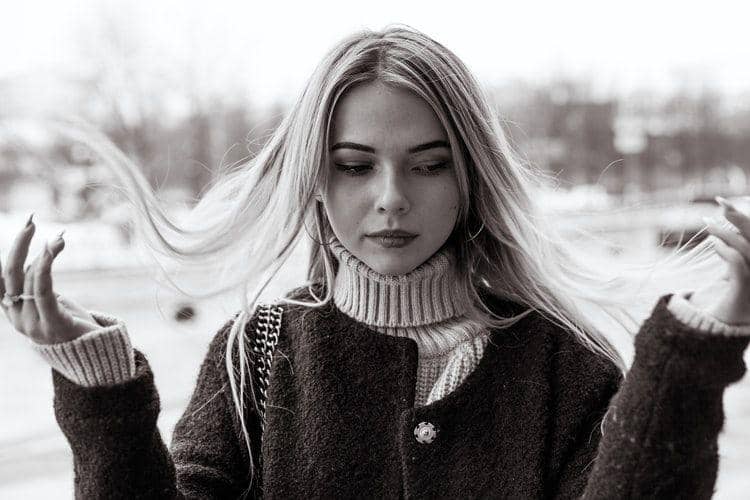 ilustrasi wanita serius (unsplash.com/Ilyuza Mingazova)