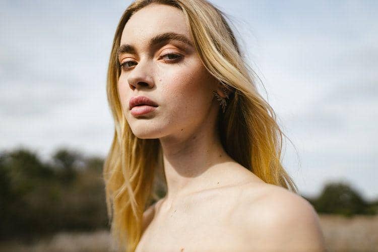 ilustrasi wanita serius (unsplash.com/Taylor Heery)