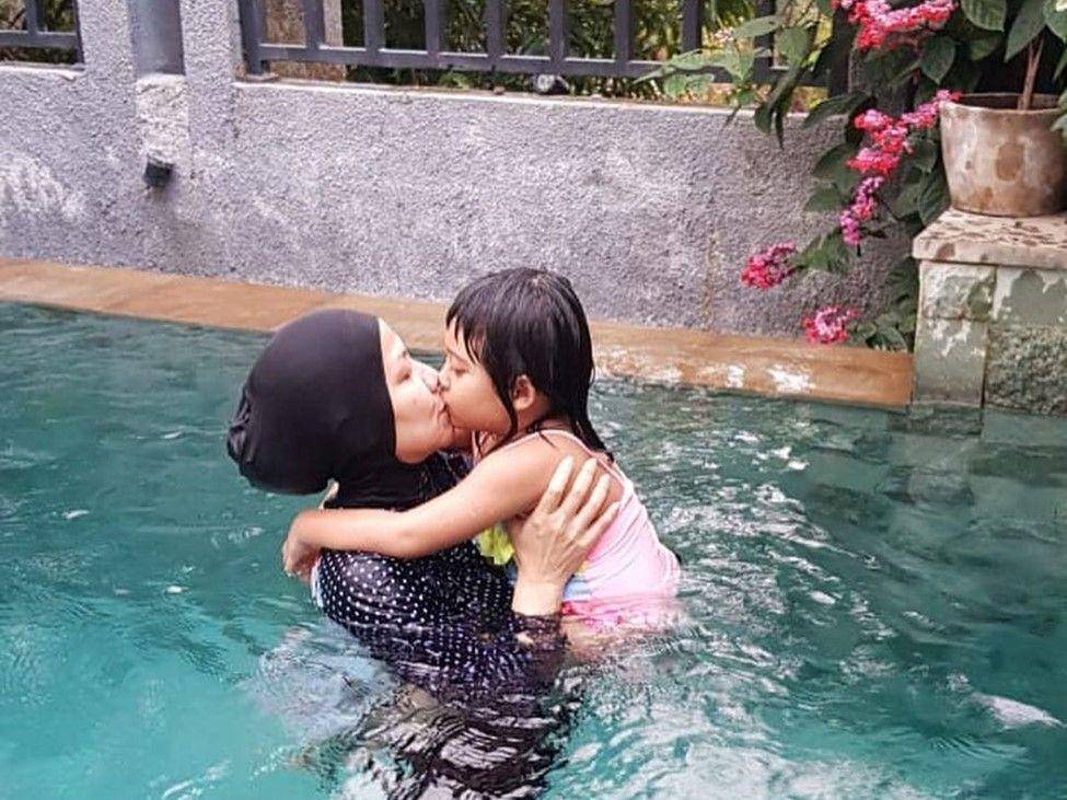Venna Melinda dan Vania berenang. (instagram.com/vennamelindareal)