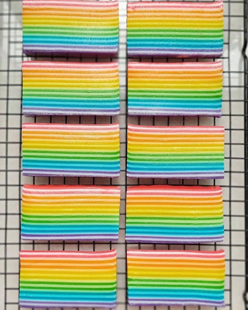Kue lapis pelangi (instagram.com/rondut)