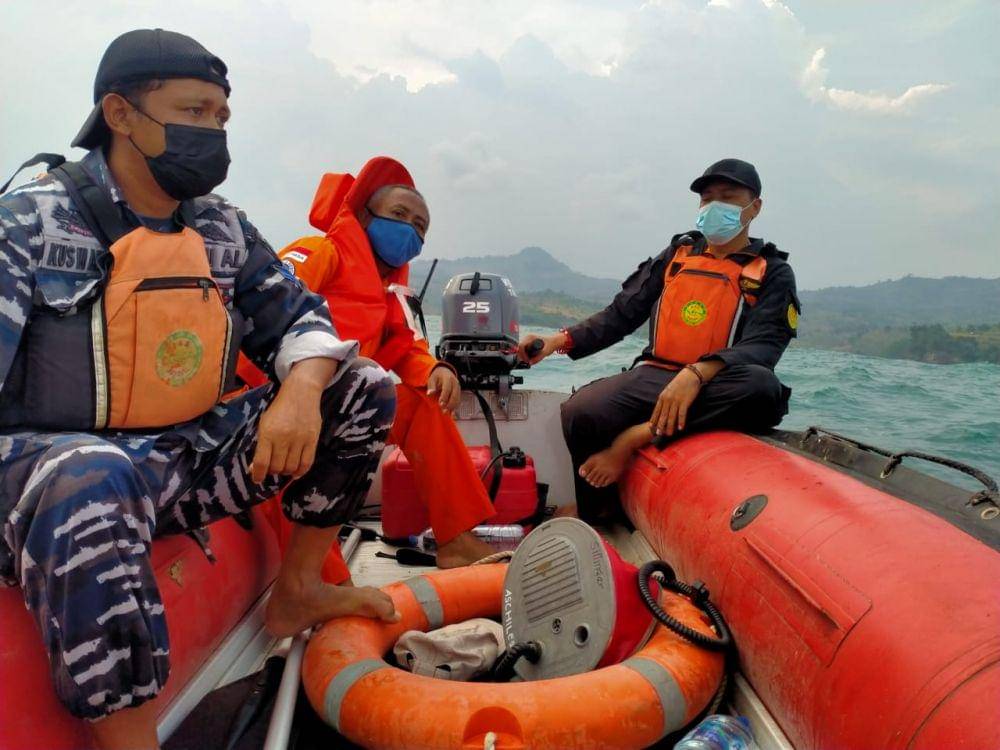 Tim SAR gabungan melakukan pencarian terhadap nelayan yang hilang di Pantai Brumbun Tulungagung, IDN Times/ istimewa
