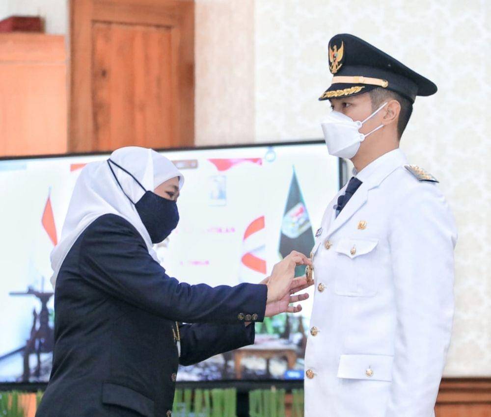 Gubernur Jawa Timur Khofifah Indar Parawansa saat prosesi melantik Bupati Tuban di Gedung Negara Grahadi. Dok. Pemprov Jatim.