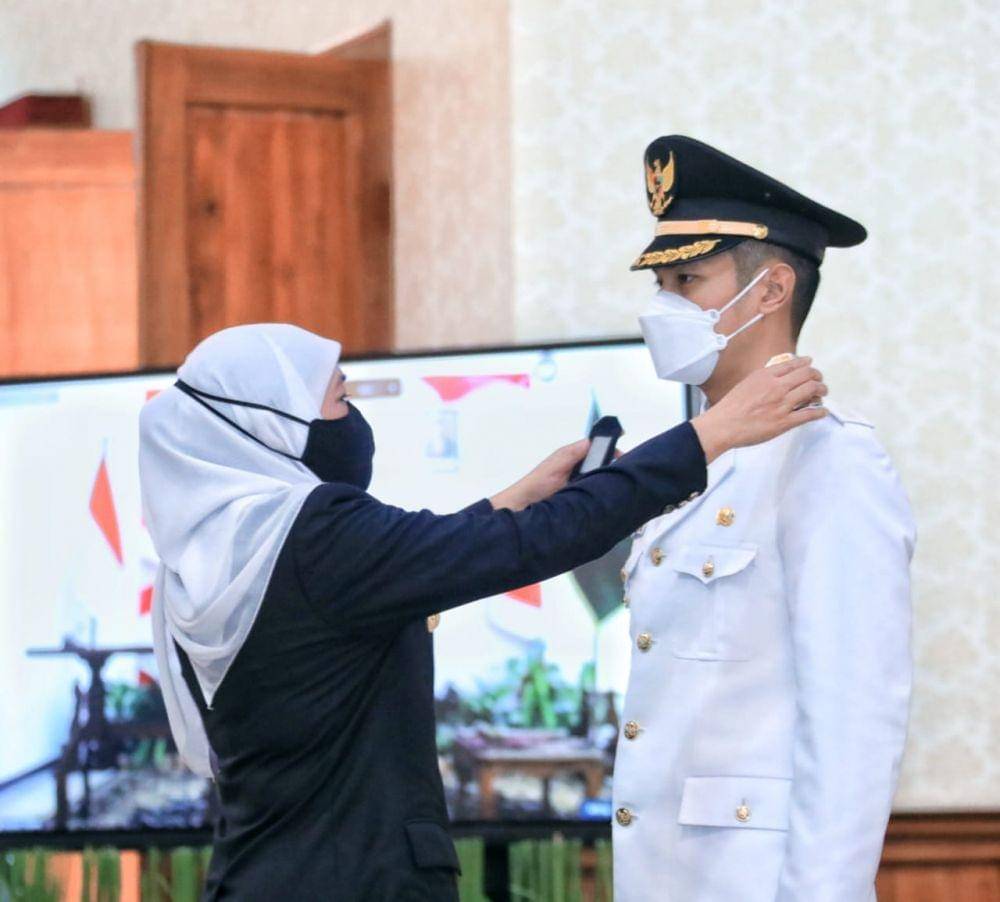 Bupati Tuban, Aditya Halindra Faridzki dilantik oleh Gubernur Jawa Timur Khofifah Indar Parawansa. Dok. Pemprov Jatim.