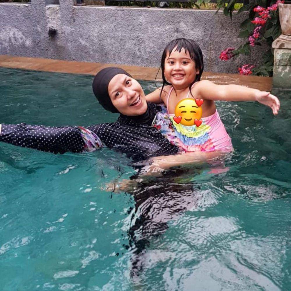 Venna Melinda dan Vania berenang. (instagram.com/vennamelindareal)