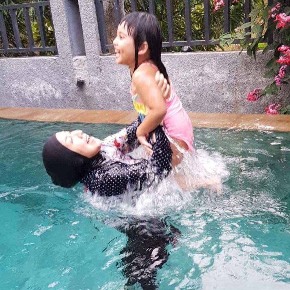 Venna Melinda dan Vania berenang. (instagram.com/vennamelindareal)