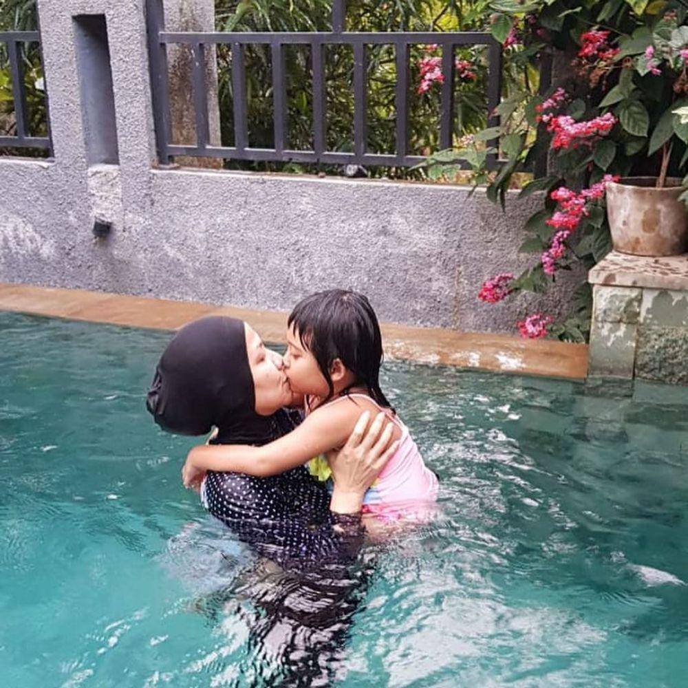 Venna Melinda dan Vania berenang. (instagram.com/vennamelindareal)