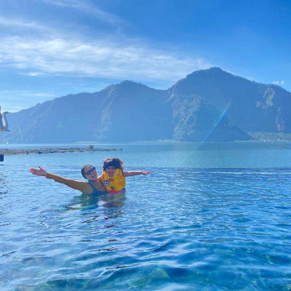 Venna Melinda dan Vania berenang. (instagram.com/vennamelindareal)