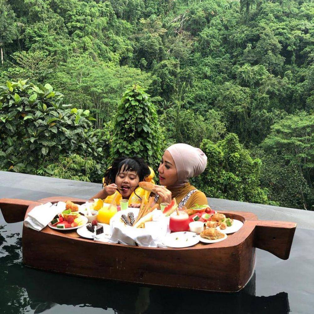 Venna Melinda dan Vania berenang. (instagram.com/vennamelindareal)