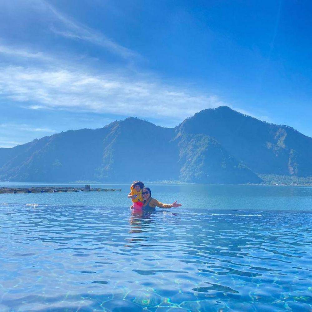 Venna Melinda dan Vania berenang. (instagram.com/vennamelindareal)