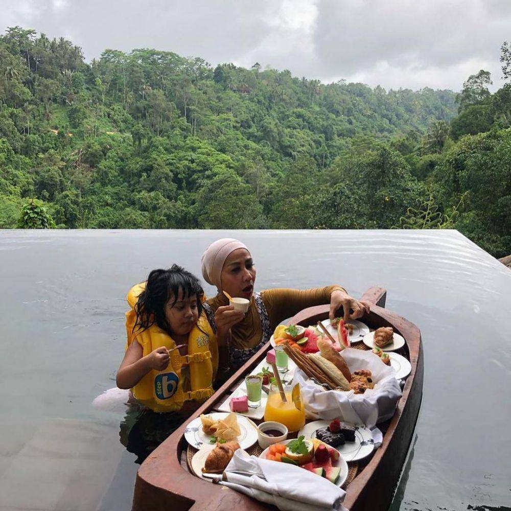 Venna Melinda dan Vania berenang. (instagram.com/vennamelindareal)