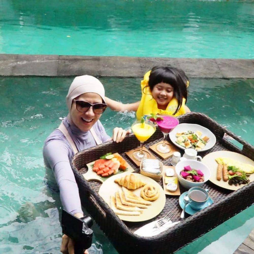 Venna Melinda dan Vania berenang. (instagram.com/vennamelindareal)