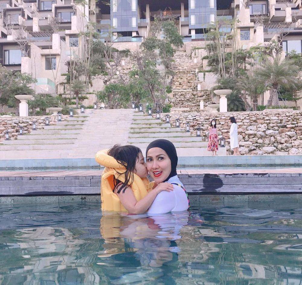 Venna Melinda dan Vania berenang. (instagram.com/vennamelindareal)