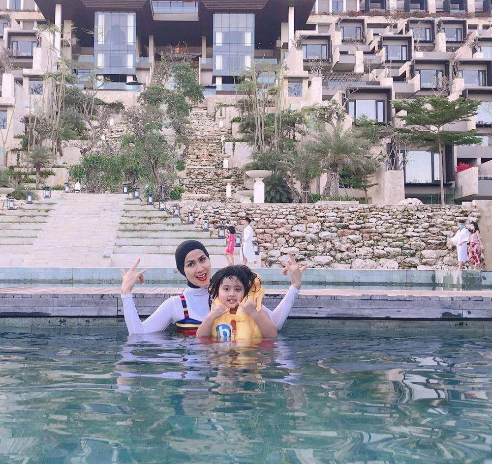 Venna Melinda dan Vania berenang. (instagram.com/vennamelindareal)