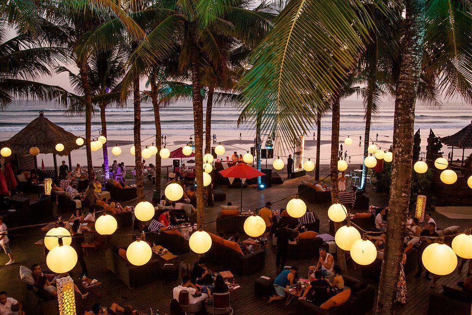 5 Tempat Nongkrong di Bali dengan View Pantai, Bikin Pengin Balik Lagi