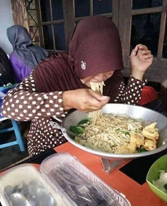 momen kocak gak tahan lapar (1cak.com)