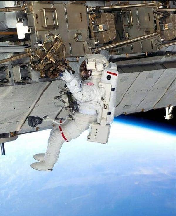 Salah seorang astronot memasang panel surya untuk meningkatkan pasokan listrik ke Stasiun Luar Angkasa Internasional (ISS). (Twitter.com/AlhamdanyKahtan)