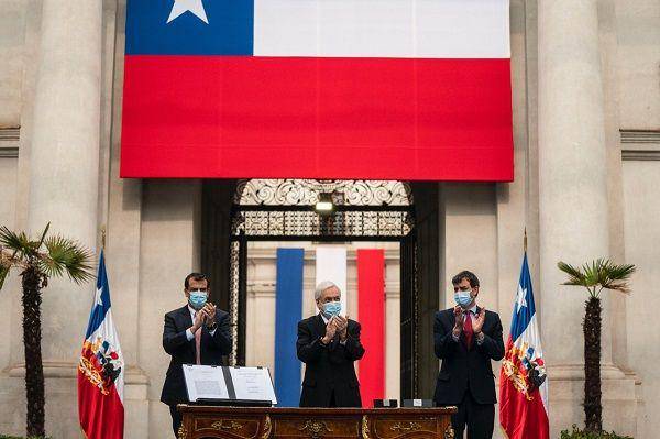 Presiden Cile, Sebastian Pinera (tengah). (Twitter.com/presidencia_cl)