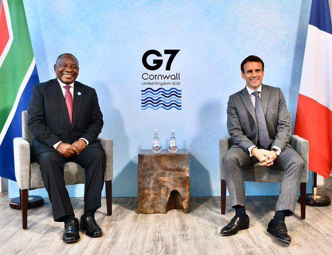 Presiden Afrika Selatan, Cyril Ramaphosa, pada 11 Juni 2021 bertemu dengan Presiden Prancis, Emmanuel Macron dalam acara pertemuan negara G7 di Cornwall, Inggris. (Twitter.com/Cyril Ramaphosa  #StaySafe)