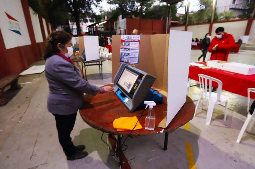 Peserta pemilu yang menggunakan mesin voting. (twitter.com/IPParaguay)