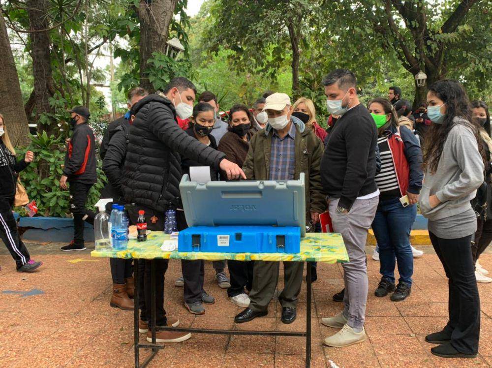 Warga Paraguay yang sedang mencoba menggunakan mesin voting. (twitter.com/DoraEsmeralda_)