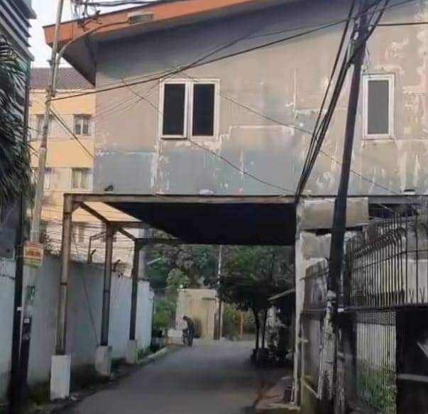 Bangunan di tengah jalan. (facebook.com/Anang Tri Wibowo)