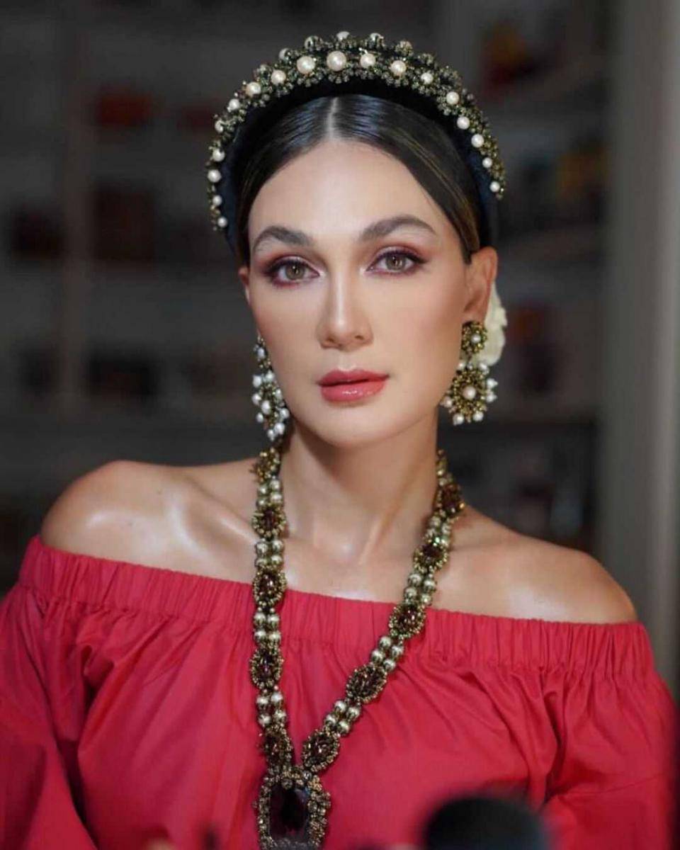 Luna Maya (instagram.com/lunamaya)