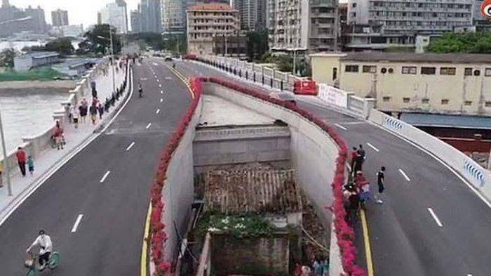 Bangunan di tengah jalan. (twitter.com/KocakTxt)