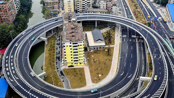Bangunan di tengah jalan. (reddit.com/HalilHalidBey)