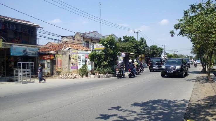 Bangunan di tengah jalan. (reddit.com/HalilHalidBey)