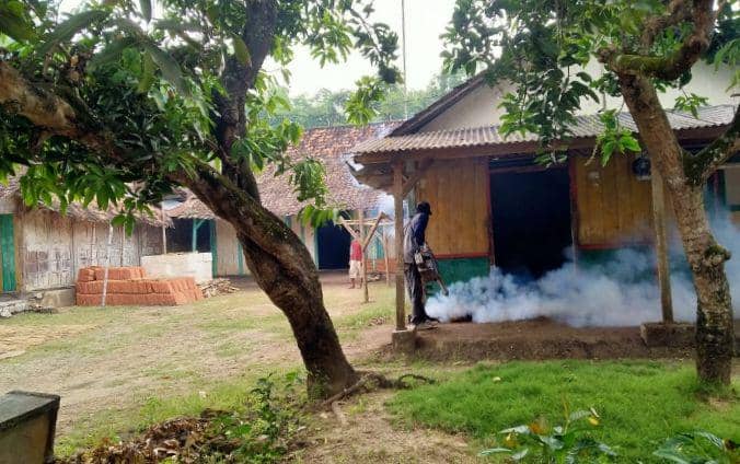 Demi mencegah penyebaran virus corona, petugas melakukan penyemprotan di rumah warga Lamongan. IDN Times/Imron