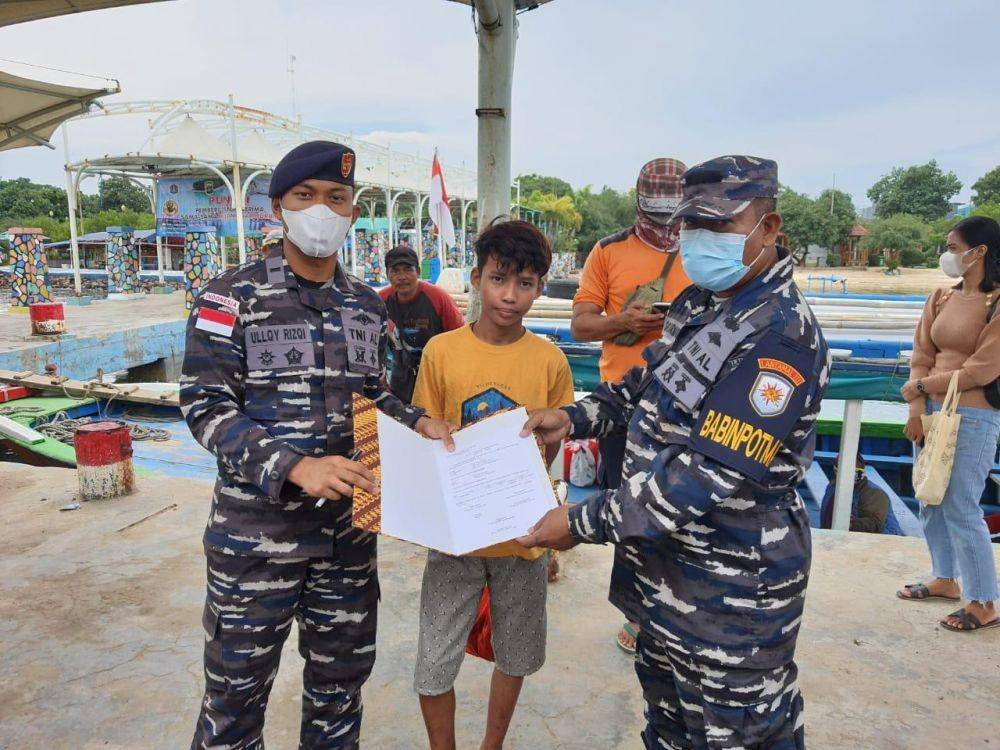 Bocah terapung di tengah laut Perairan Pulau Seribu. (DOK. TNI-AL)