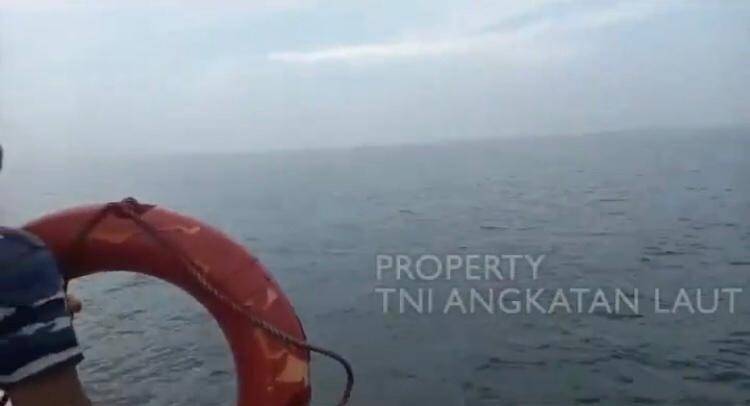 Bocah terapung di tengah laut Perairan Pulau Seribu. (DOK. TNI-AL)