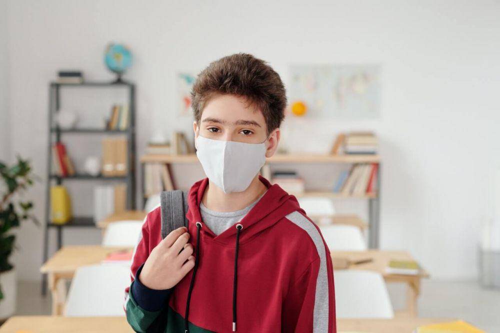 ilustrasi anak memegang tas (pexels.com/Max Fischer)