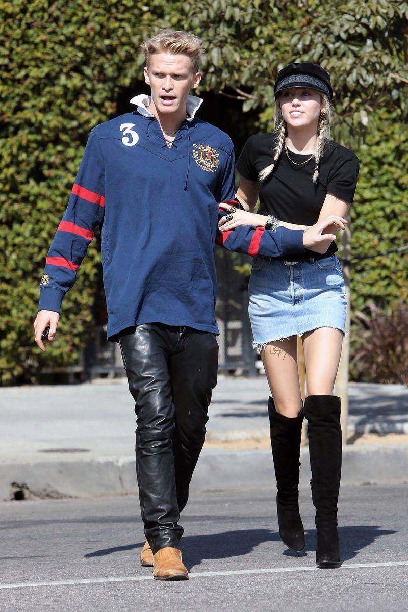 Miley Cyrus (hollywoodlife.com)