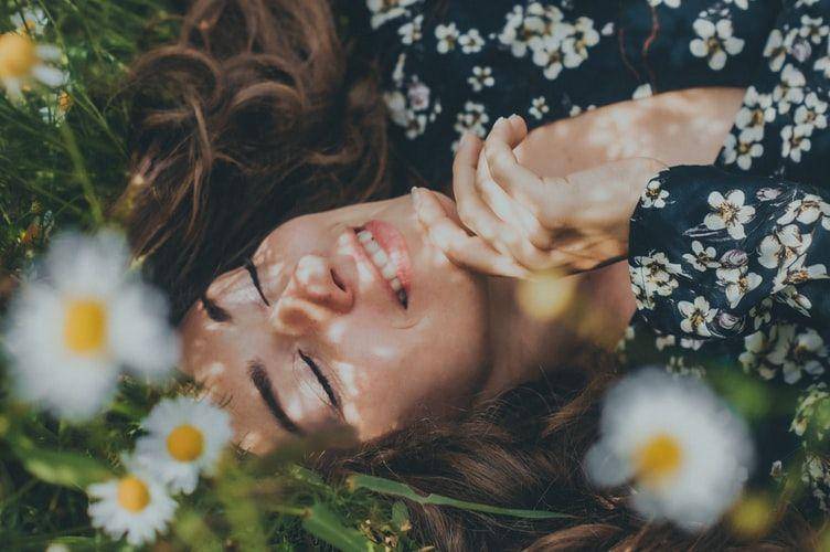 ilustrasi wanita tersenyum (unsplash.com/Ekaterina Krusanova)