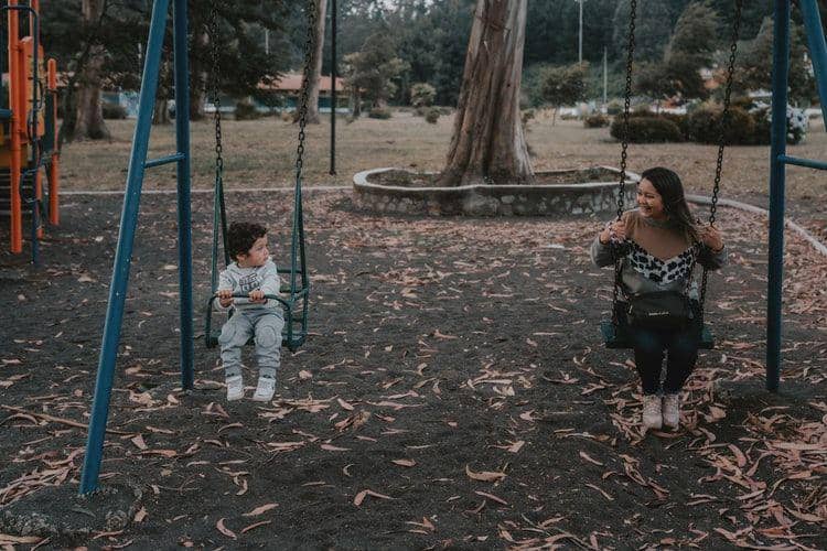 Ilustrasi ibu dan anak (unsplash.com/alvarordesign)