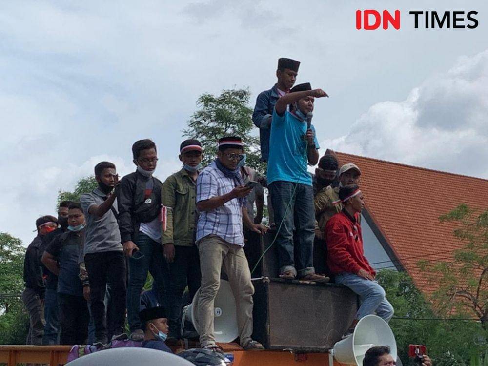 Kondisi demonstrasi Koalisi Masyarakat Madura Bersatu di Balai Kota Surabaya, Senin (21/6/2021). IDN Times/FItria Madia