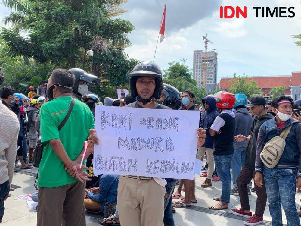 Kondisi demonstrasi Koalisi Masyarakat Madura Bersatu di Balai Kota Surabaya, Senin (21/6/2021). IDN Times/FItria Madia