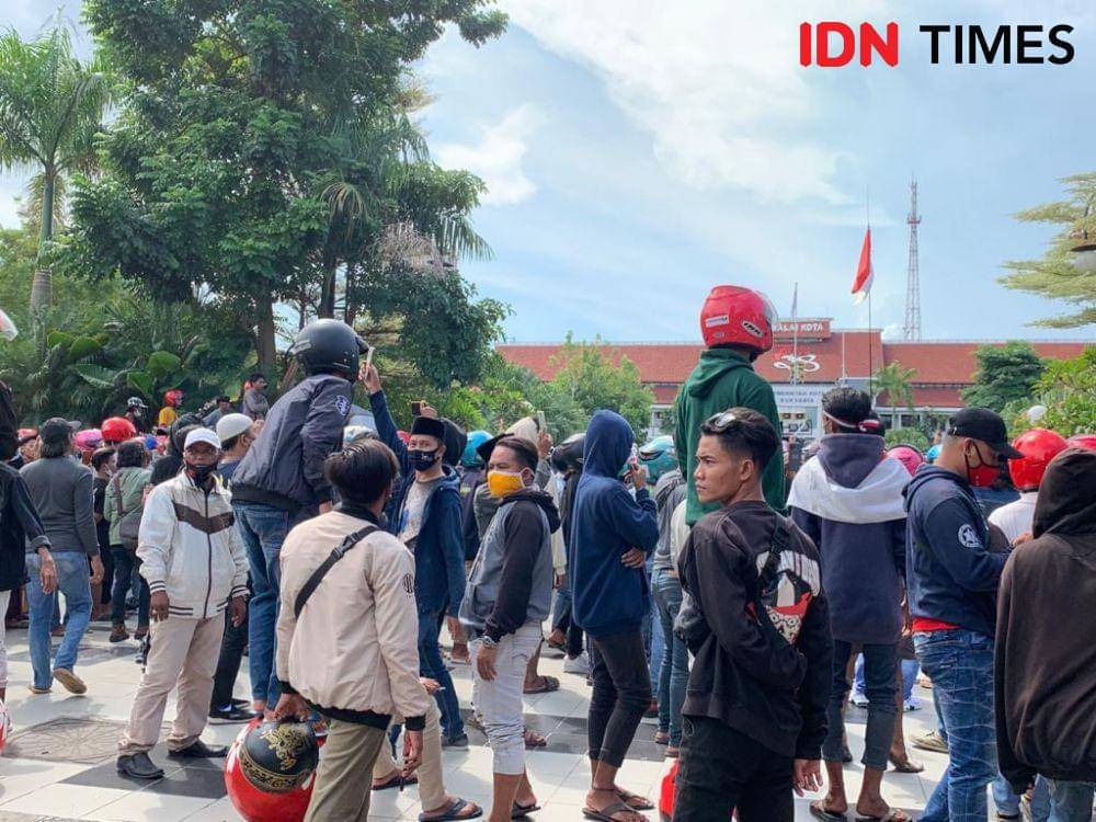 Kondisi demonstrasi Koalisi Masyarakat Madura Bersatu di Balai Kota Surabaya, Senin (21/6/2021). IDN Times/FItria Madia