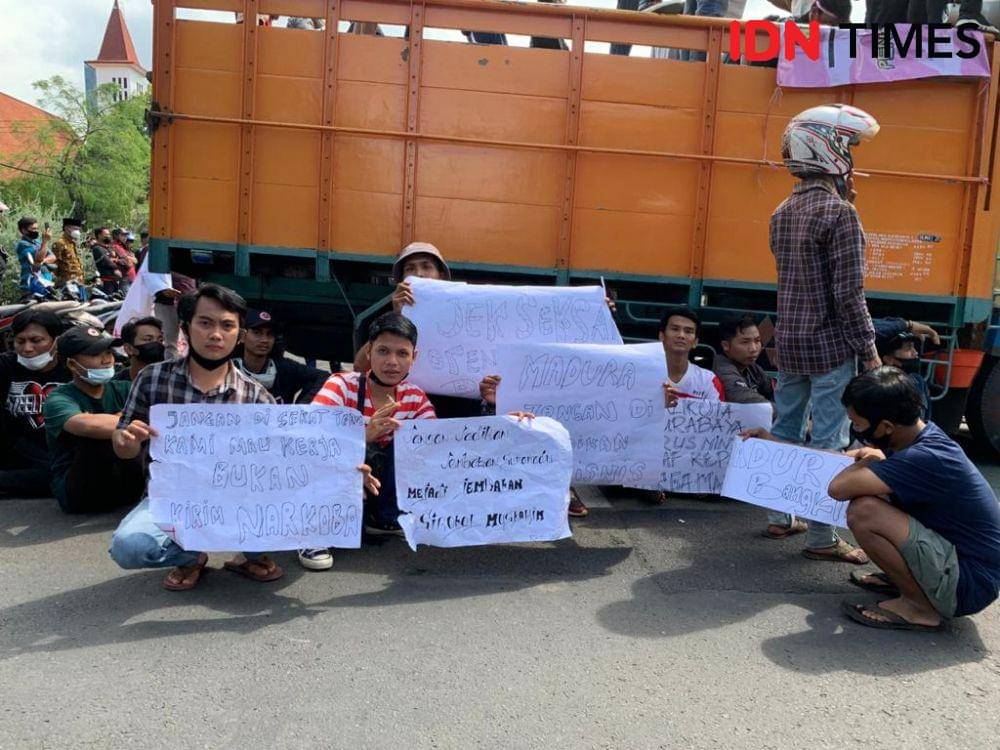 Kondisi demonstrasi Koalisi Masyarakat Madura Bersatu di Balai Kota Surabaya, Senin (21/6/2021). IDN Times/FItria Madia