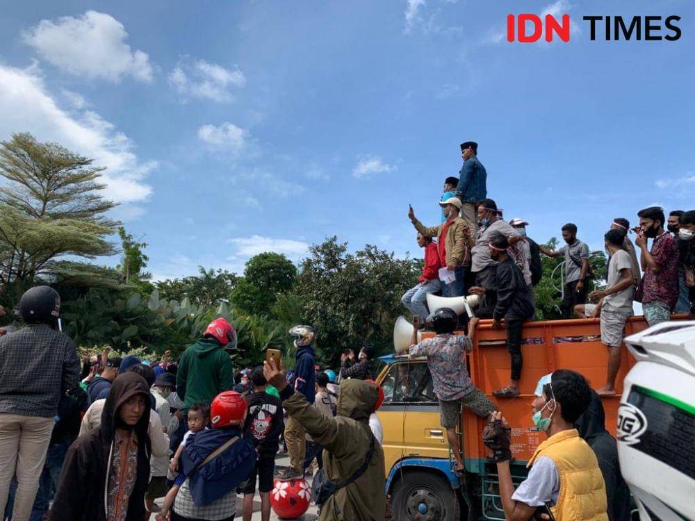 Kondisi demonstrasi Koalisi Masyarakat Madura Bersatu di Balai Kota Surabaya, Senin (21/6/2021). IDN Times/FItria Madia