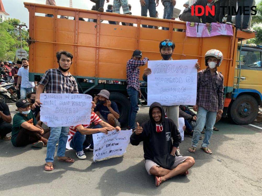 Kondisi demonstrasi Koalisi Masyarakat Madura Bersatu di Balai Kota Surabaya, Senin (21/6/2021). IDN Times/FItria Madia