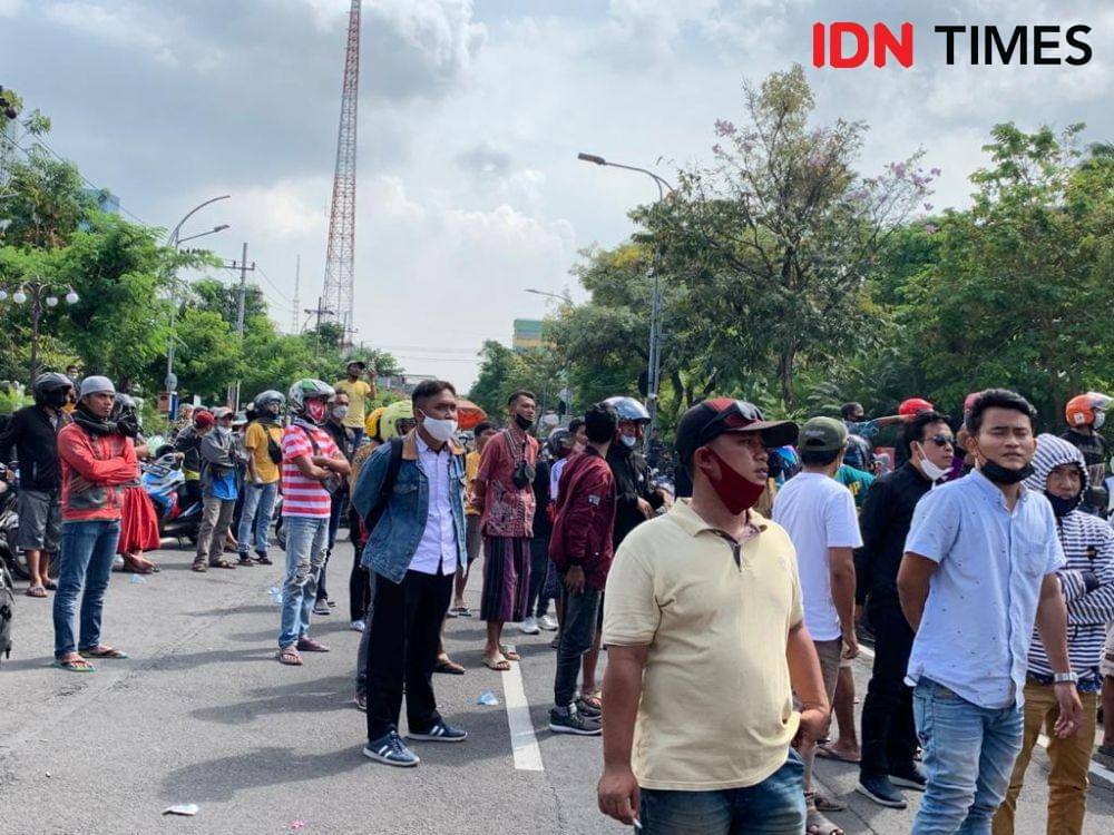 Kondisi demonstrasi Koalisi Masyarakat Madura Bersatu di Balai Kota Surabaya, Senin (21/6/2021). IDN Times/FItria Madia