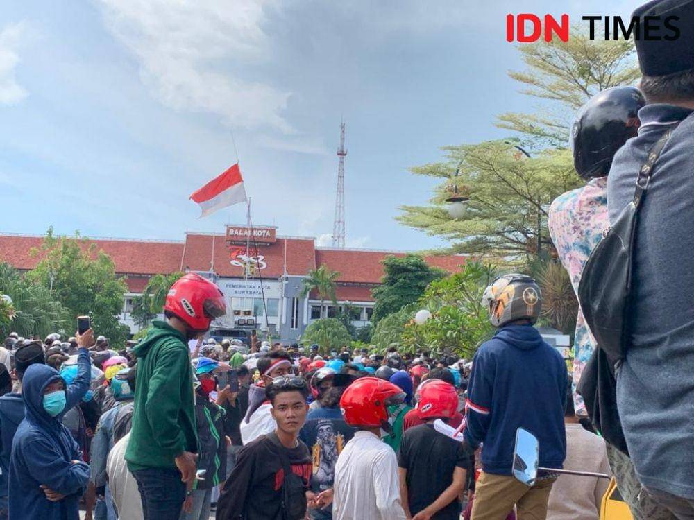 Kondisi demonstrasi Koalisi Masyarakat Madura Bersatu di Balai Kota Surabaya, Senin (21/6/2021). IDN Times/FItria Madia