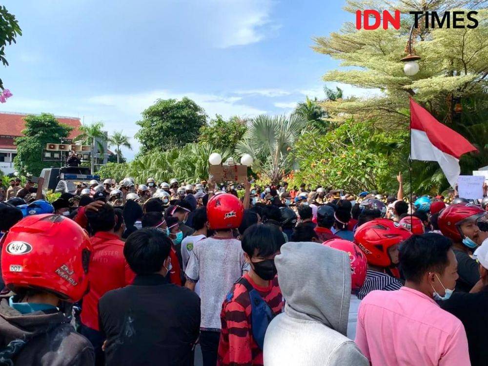 Kondisi demonstrasi Koalisi Masyarakat Madura Bersatu di Balai Kota Surabaya, Senin (21/6/2021). IDN Times/FItria Madia