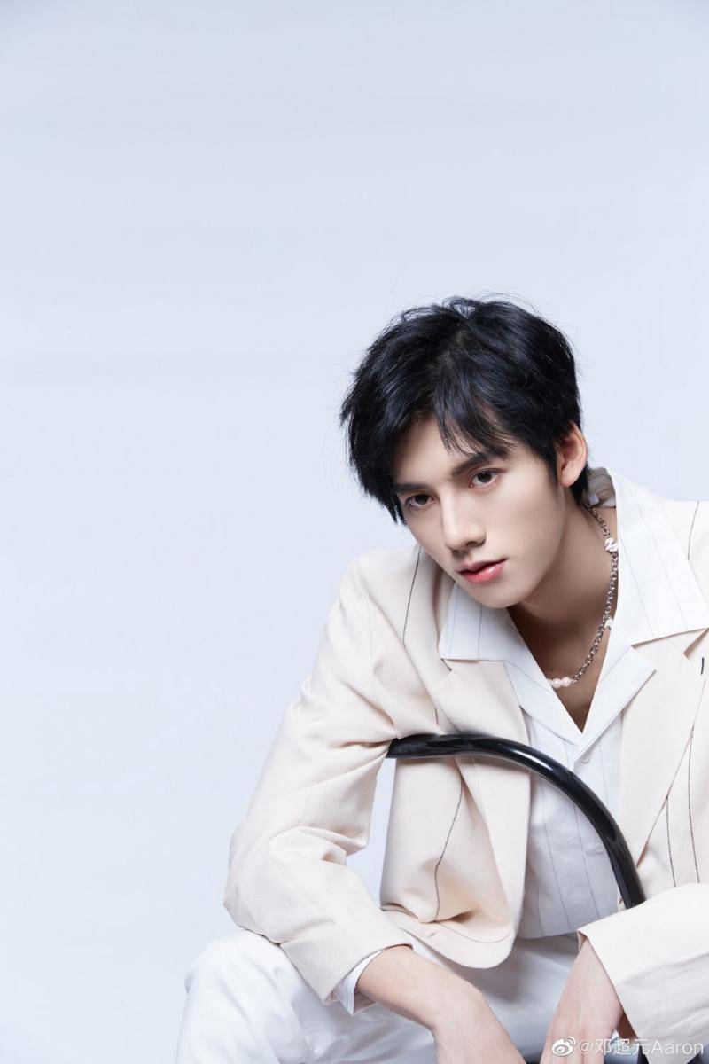 Aaron Deng (weibo.com/p/1004065842207951)