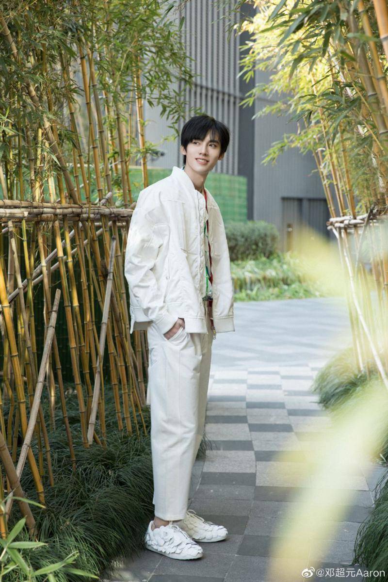 Aaron Deng (weibo.com/p/1004065842207951)