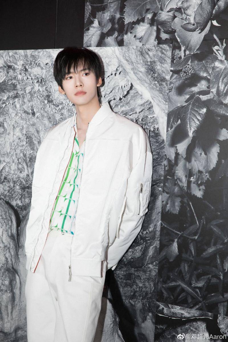 Aaron Deng (weibo.com/p/1004065842207951)